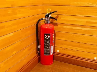 入口の消火器